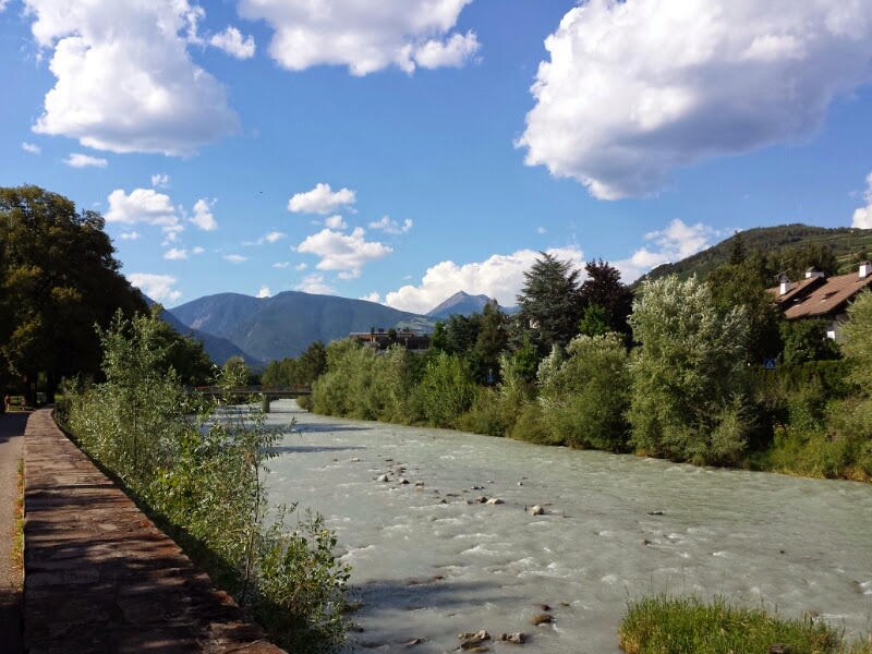 Runnerpercaso in riva al Fiume Isarco
