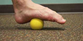 Stretching fascia plantare con pallina da tennis