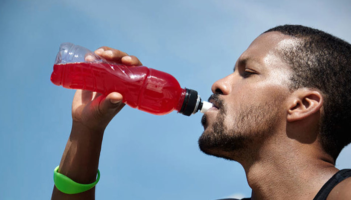 La bevanda sportiva fa male come una bibita dolcificata?